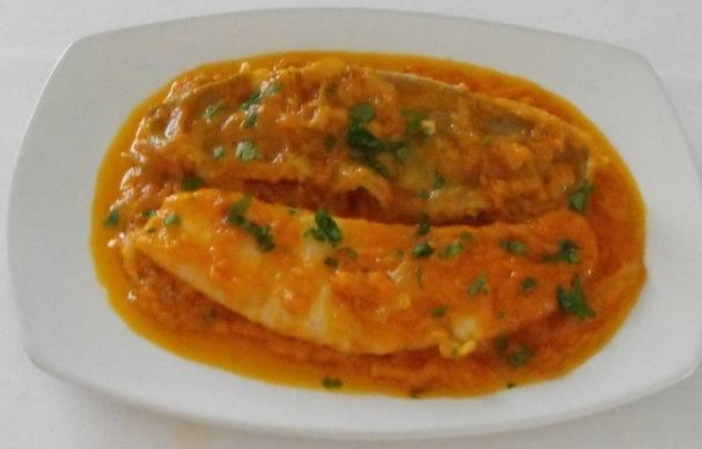 Filet de pollo de mar en salsa